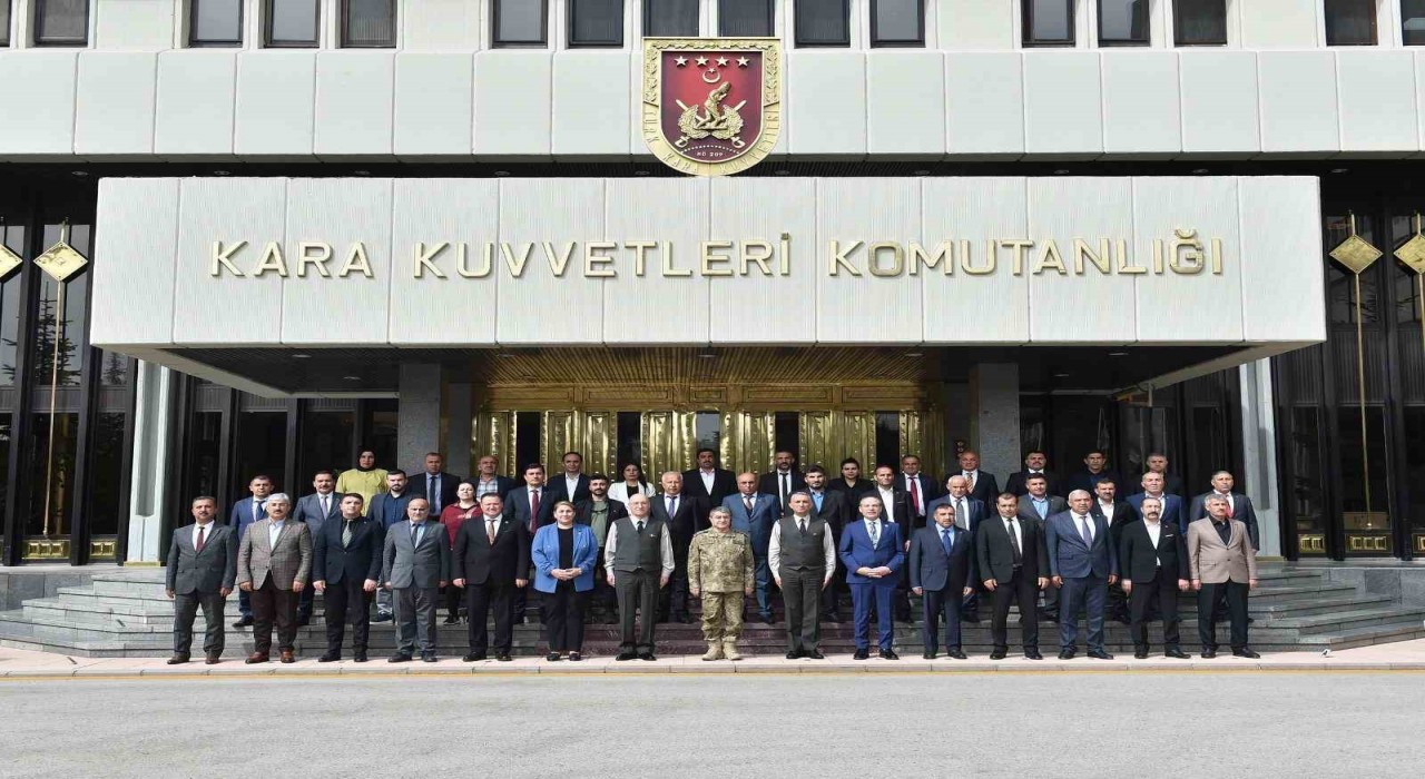 Kara Kuvvetleri Komutanı Doğu ve Güneydoğudan gelen şehir ve gazi yakınlarını ağırladı
