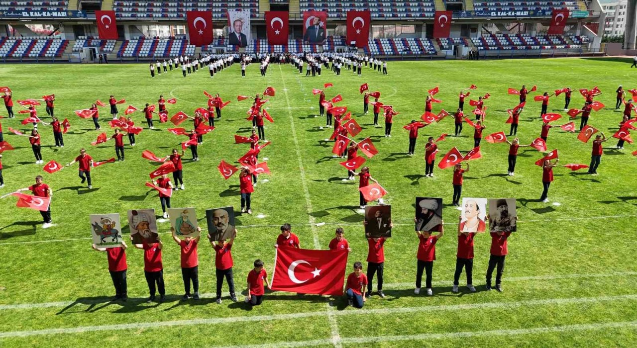 Karabükte 23 Nisan coşkusu: Öğrencilerin gösterileri büyük beğeni topladı