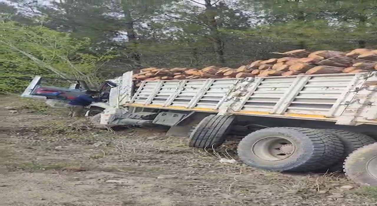 Karabükte odun yüklü tır devrildi: 2 yaralı