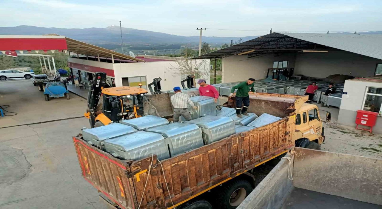 Karacasu Belediyesine 100 çöp konteyneri desteği