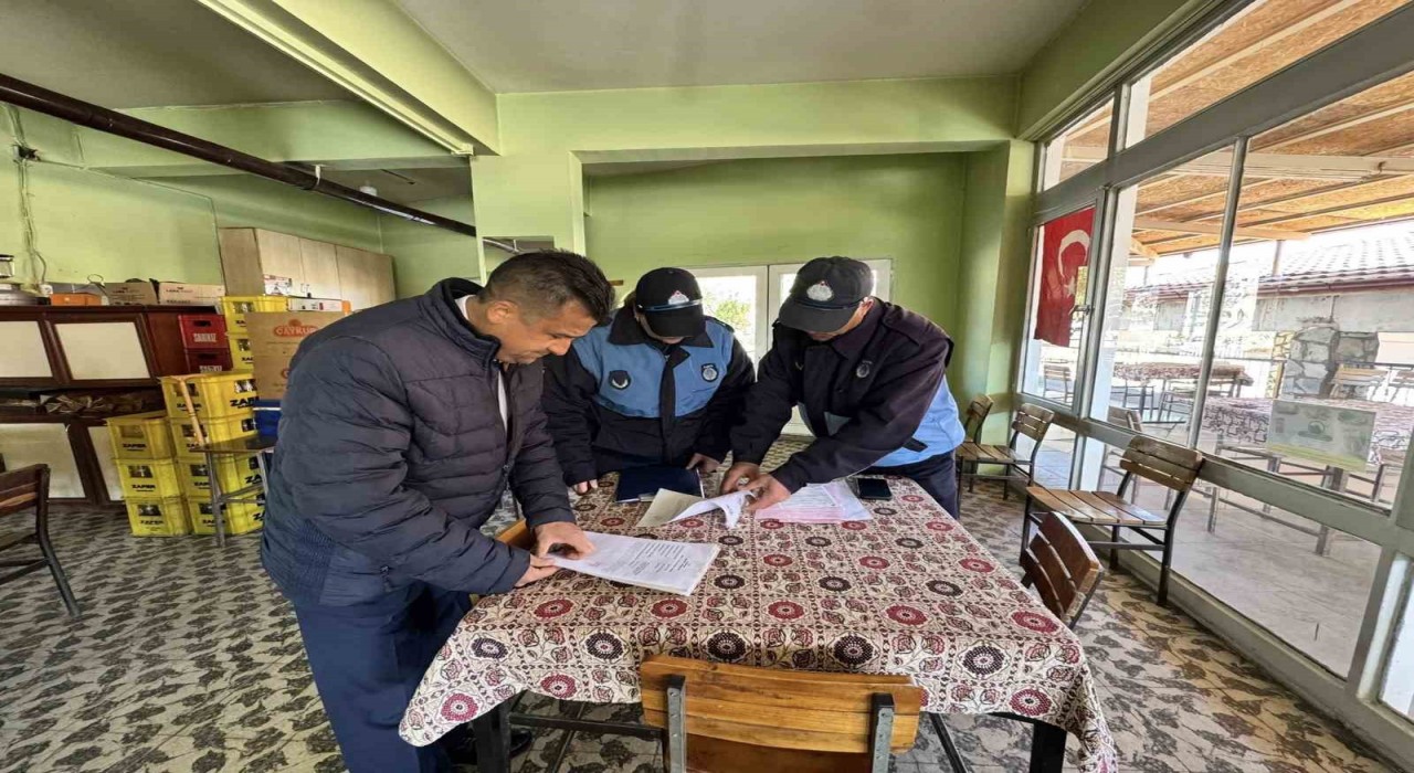 Karacasuda zabıtalar denetledi