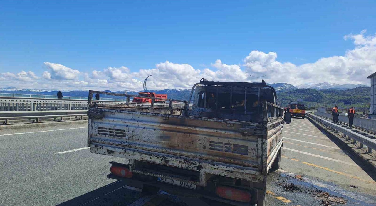Karadeniz Sahil Yolunda seyir halindeki kamyonet alev aldı