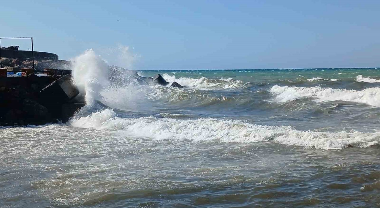 Karadenizde poyraz alarmı: 4 metrelik dalgalar oluştu