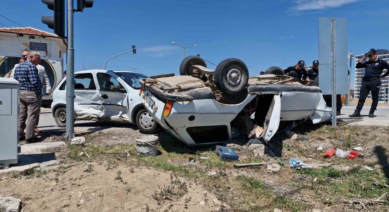 Karamanda çarpışan otomobillerden birisi ters döndü: 2 yaralı