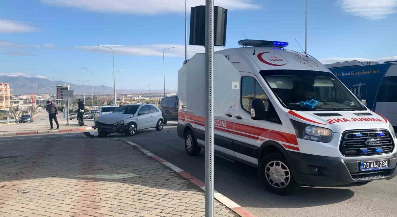 Karamanda iki otomobil çarpıştı: 1 yaralı