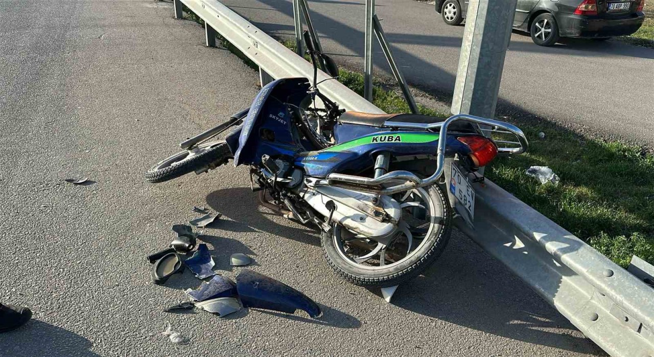 Karamanda motosiklet otomobille çarpıştı: 2 yaralı