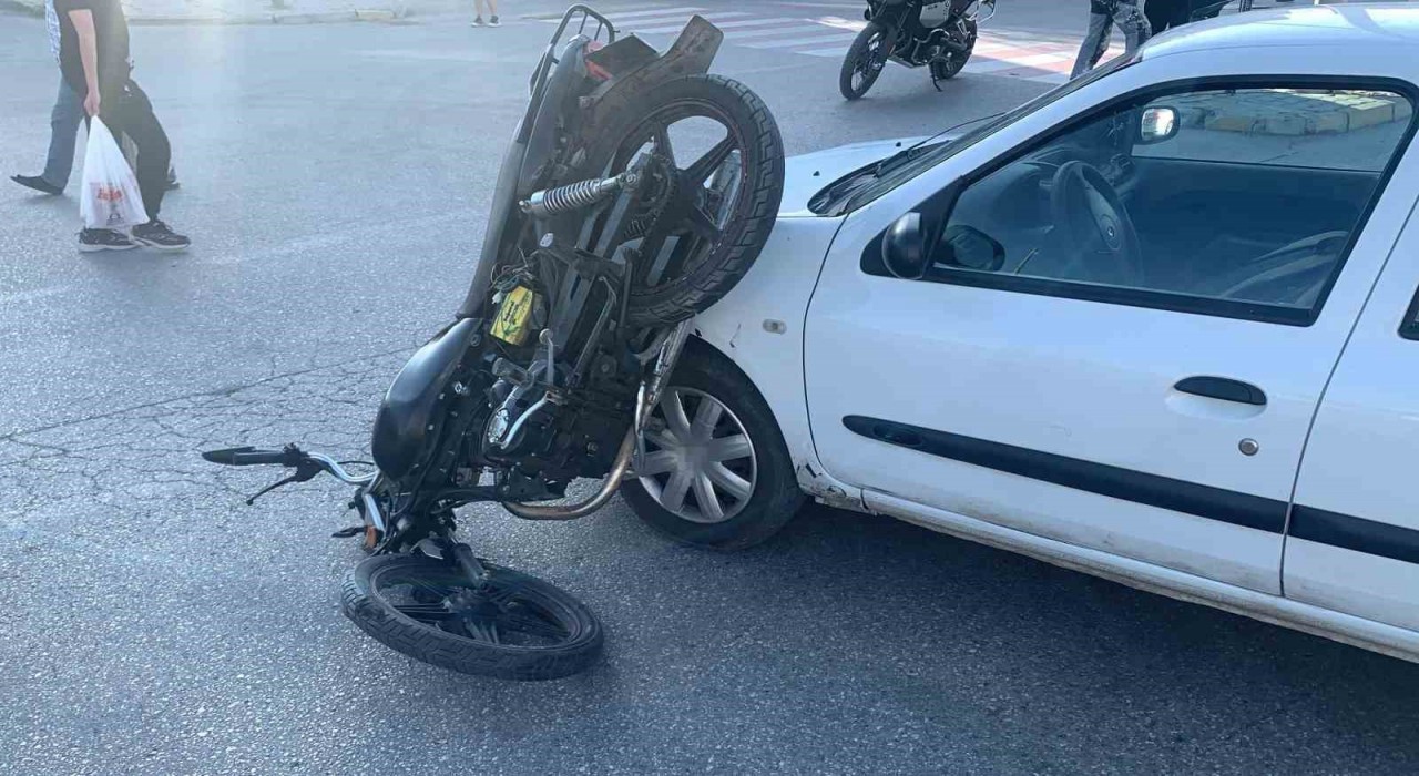Karamanda otomobille çarpışan motosiklet sürücüsü yaralandı