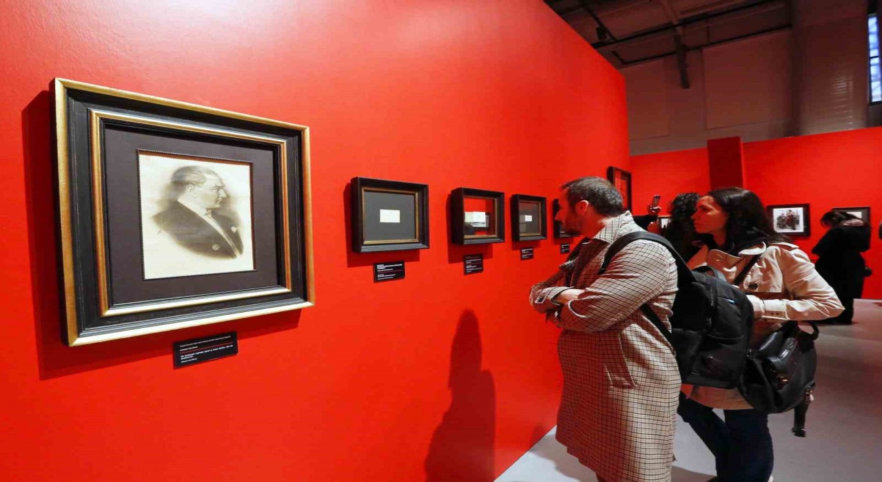 Karanlıkta Akan Bir Yıldız: Mustafa Kemal Atatürk sergisi İstanbulda açıldı