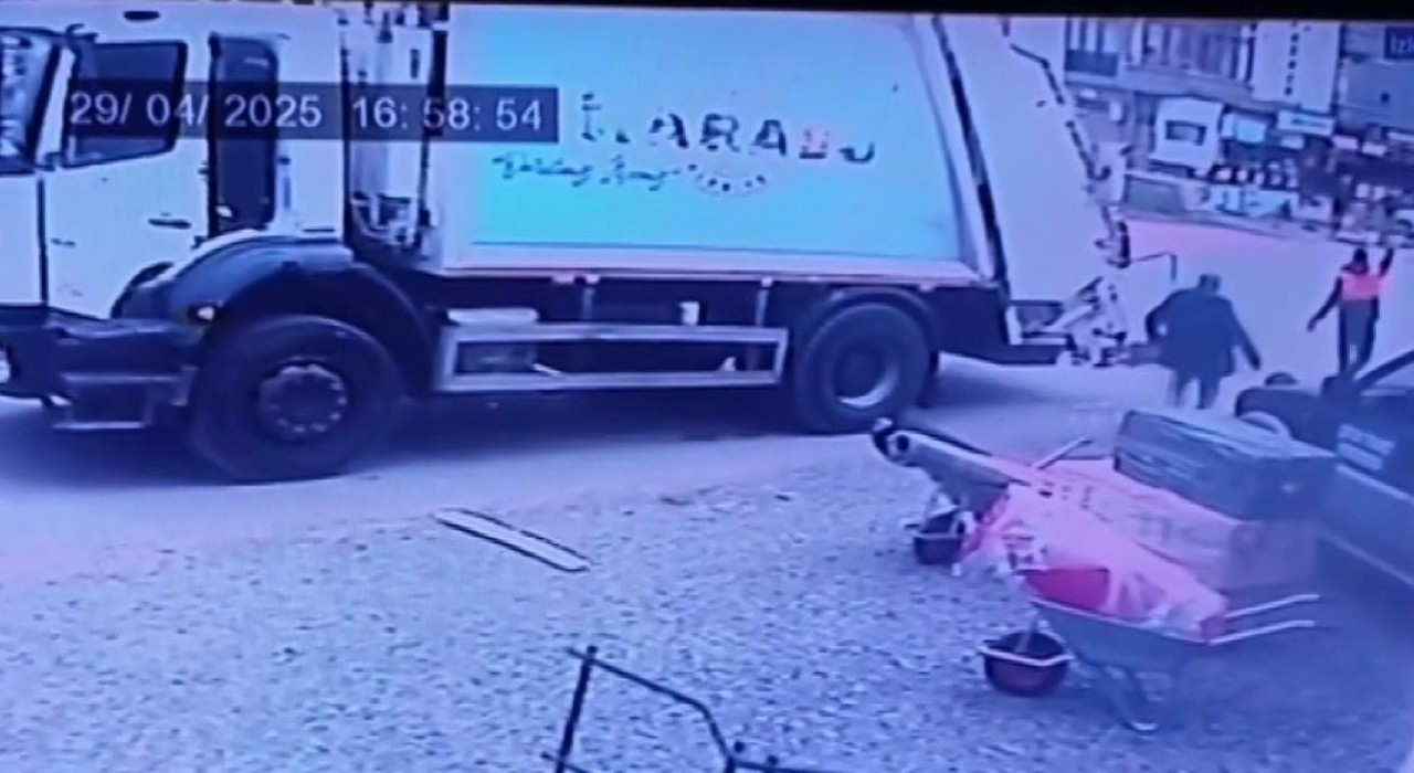 Karasu Belediyesine ait çöp kamyonu 70 yaşındaki adamı ezdi