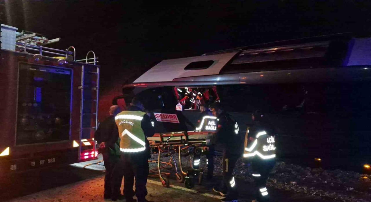 Karnavaldan dönen vatandaşları taşıyan otobüs yan yattı: 23 yaralı