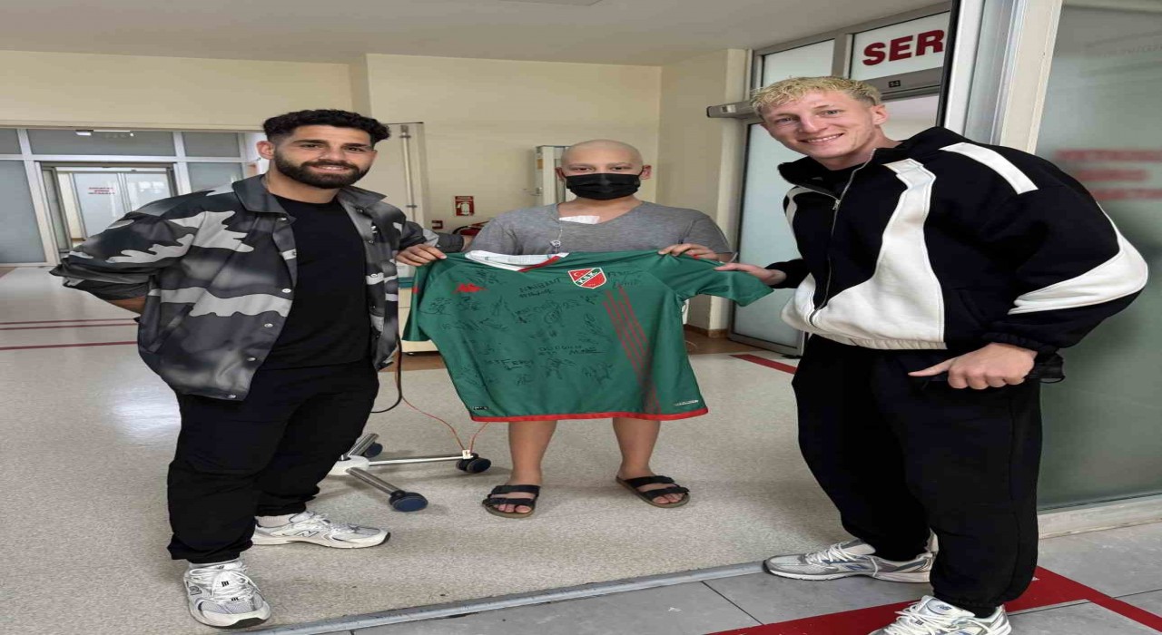 Karşıyakalı oyunculardan lösemi hastası taraftara duygulandıran ziyaret