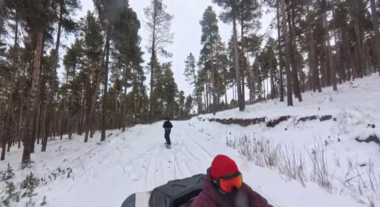 Karsta 2 kişi ATV araca bağladığı halatla snowboard yaptı