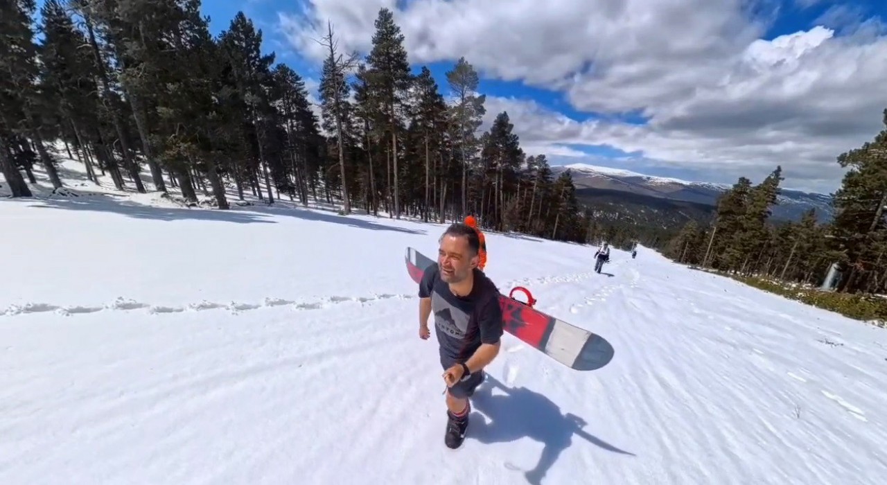 Karsta bahar ortasında snowboard keyfi