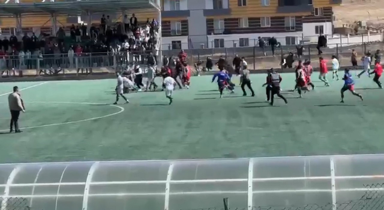 Karsta futbol sahası, savaş alanına döndü