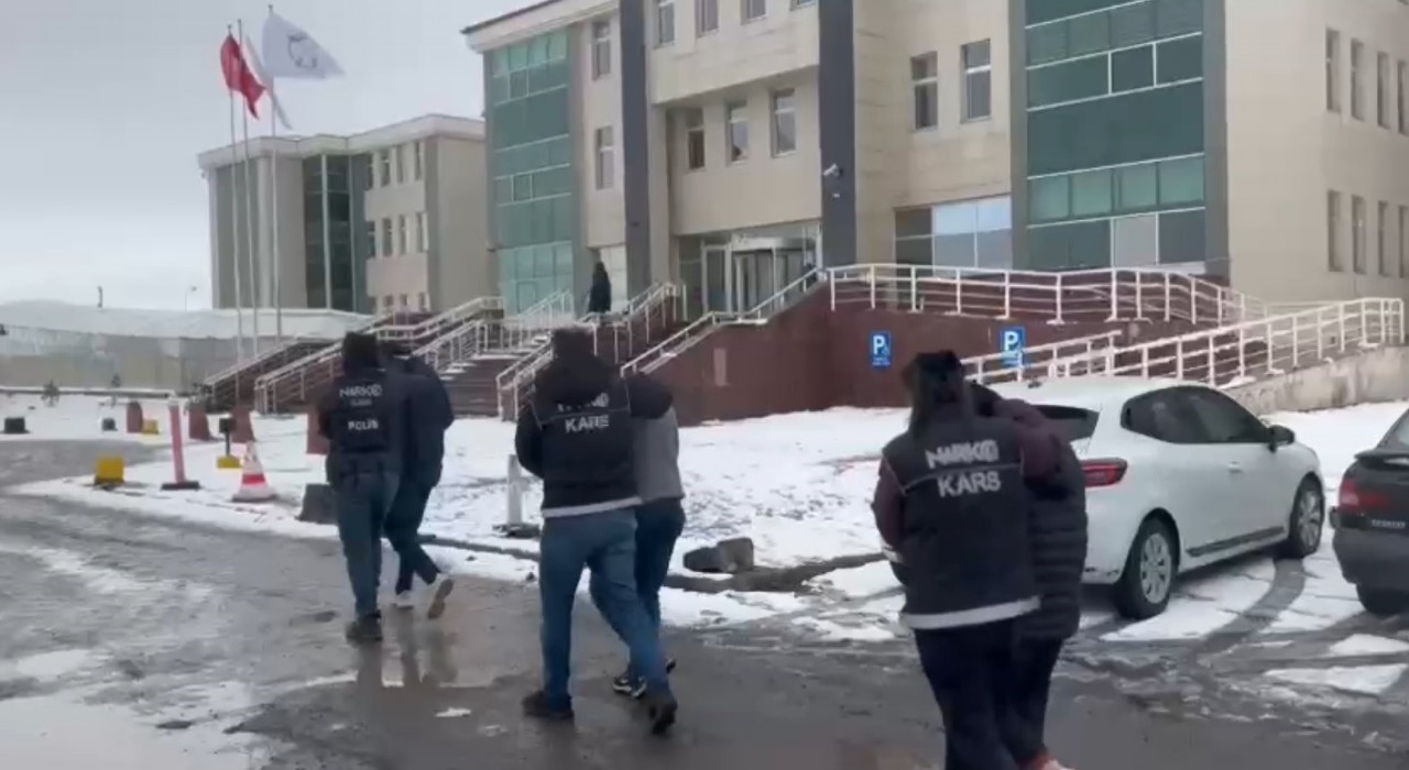 Karsta İranlı kurye ifade verdi, uyuşturucu tacirleri yakalandı