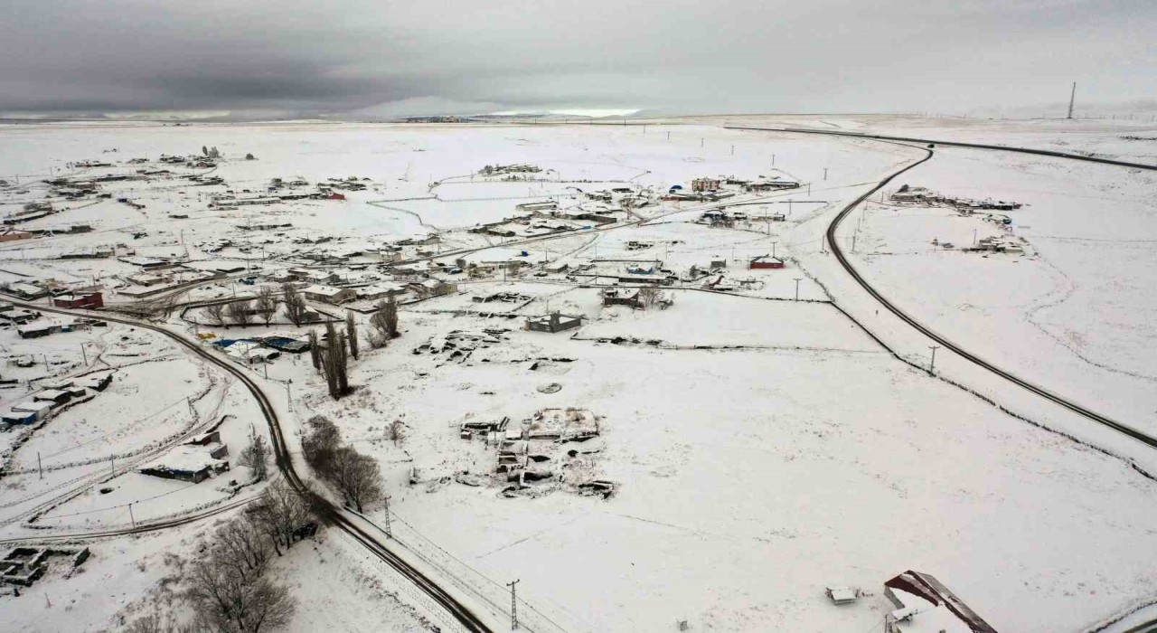Karsta kar 11 köy yolunu kapattı