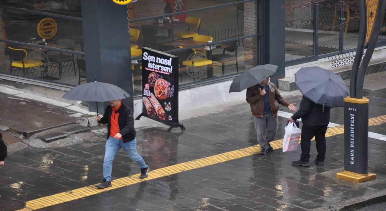 Karsta Nisan yağmurları etkili oluyor
