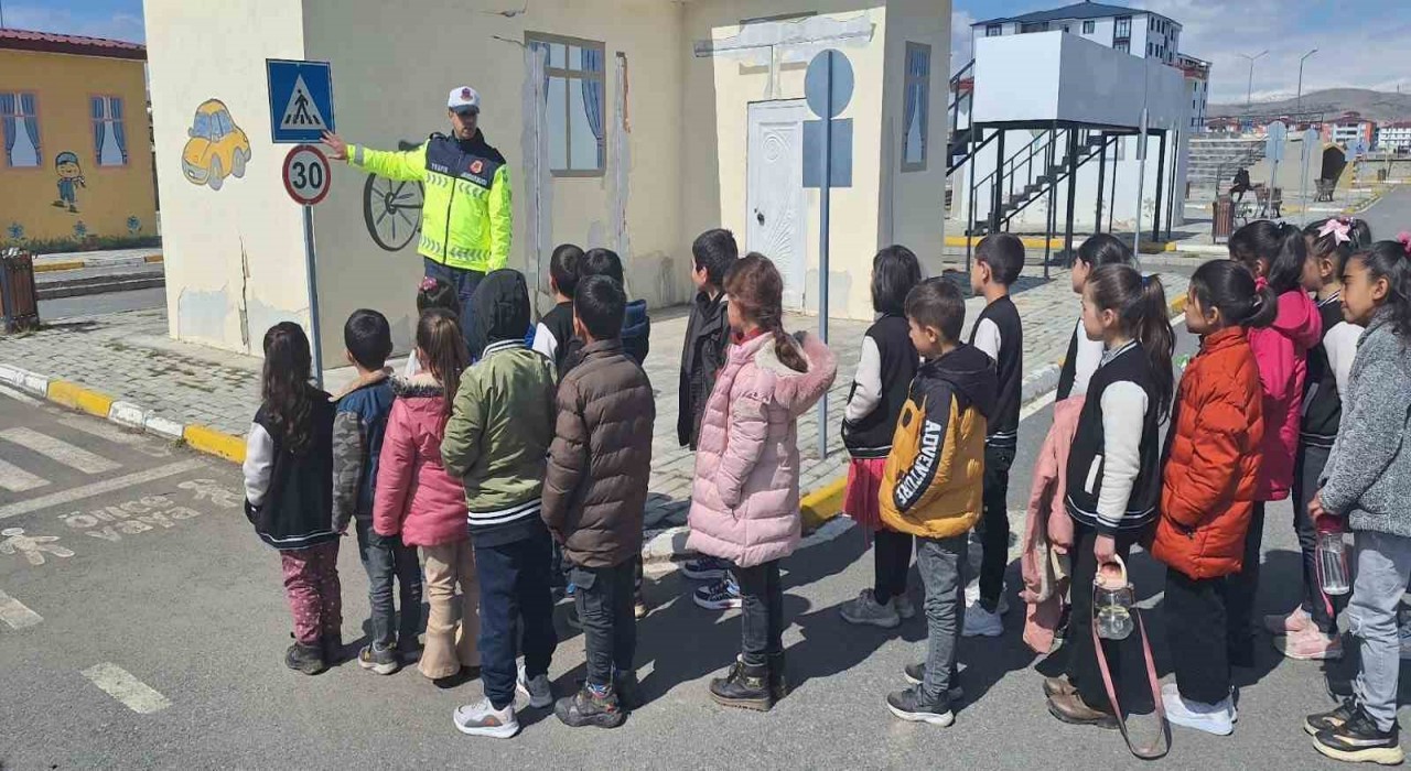 Karsta öğrencilere trafik eğitimi