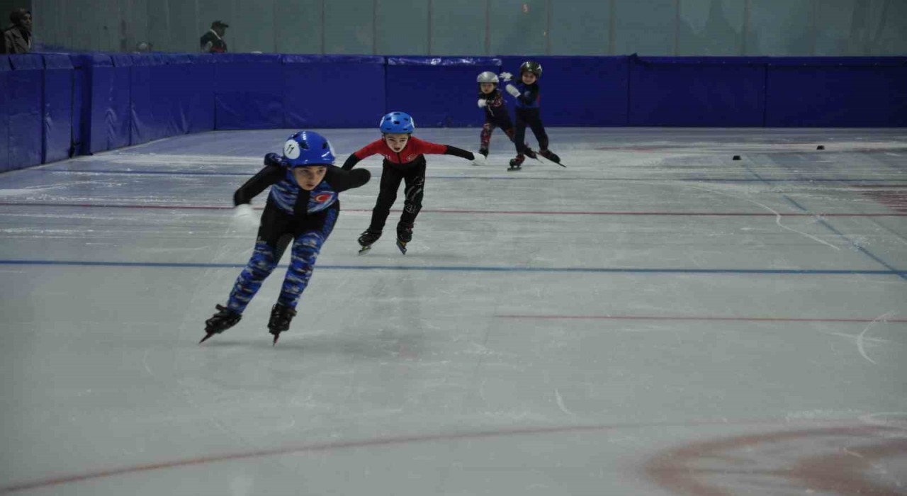 Karsta Short Track Türkiye birinciliği yarışları başladı