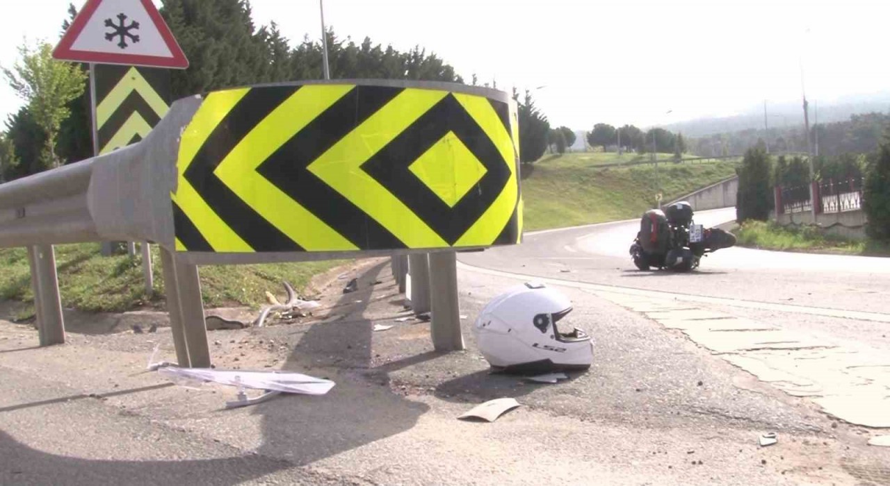 Kartalda emniyet şeridine yanaşan otomobil ile motosiklet çarpıştı:1 ağır yaralı