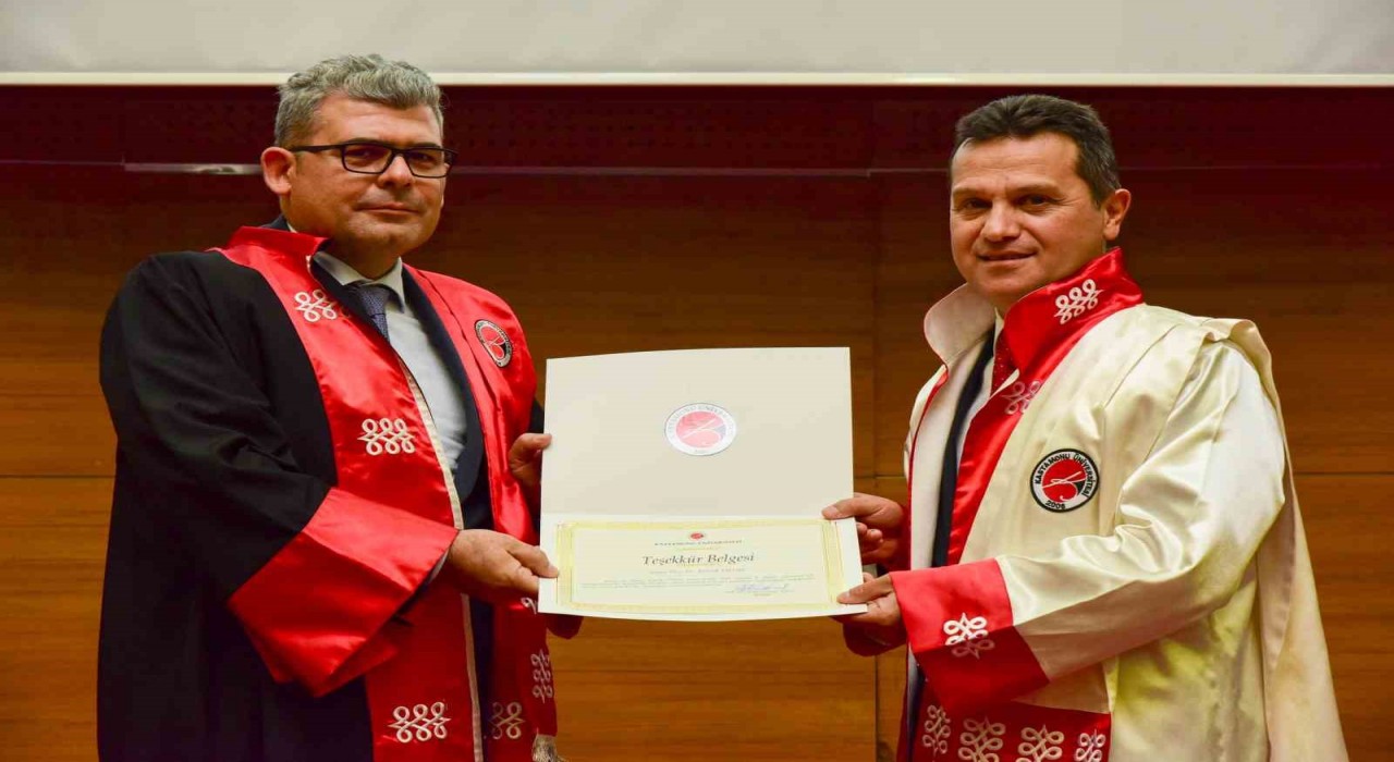 Kastamonu Üniversitesinde başarılı olan akademisyenlerle öğrenciler ödüllendirildi