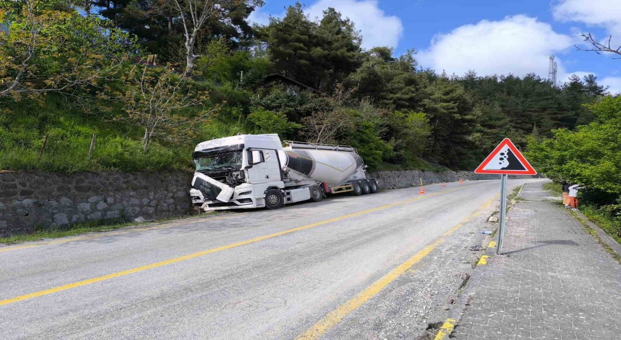 Kastamonuda freni patlayan beton mikseri istinat duvarına çarptı: 2 yaralı
