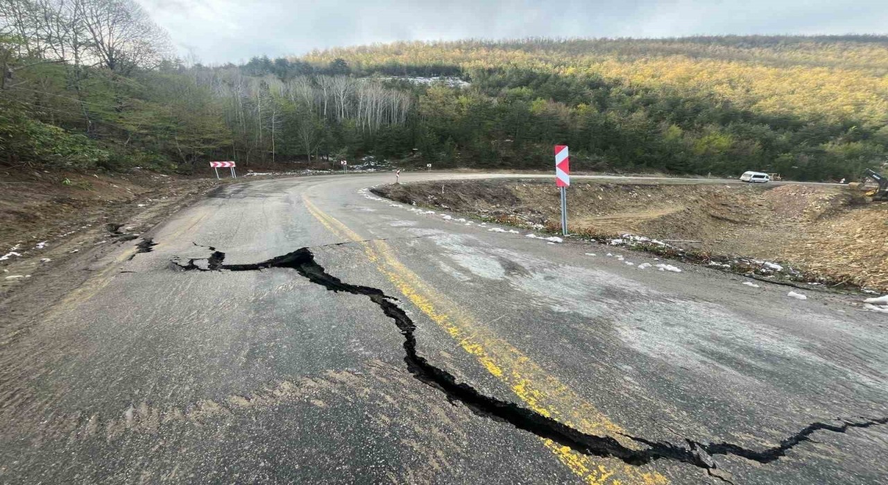 Kastamonuda heyelan sebebiyle yol çöktü