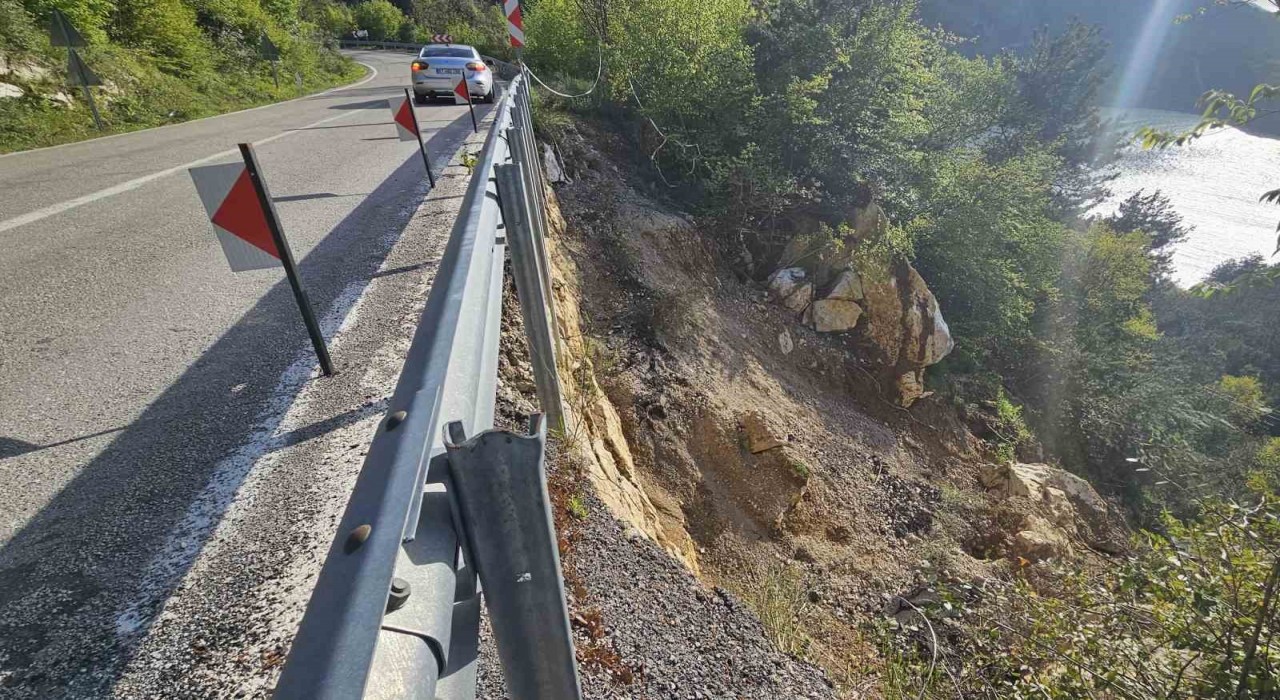 Kastamonuda heyelanlar sahil yolunda tehlike oluşturuyor