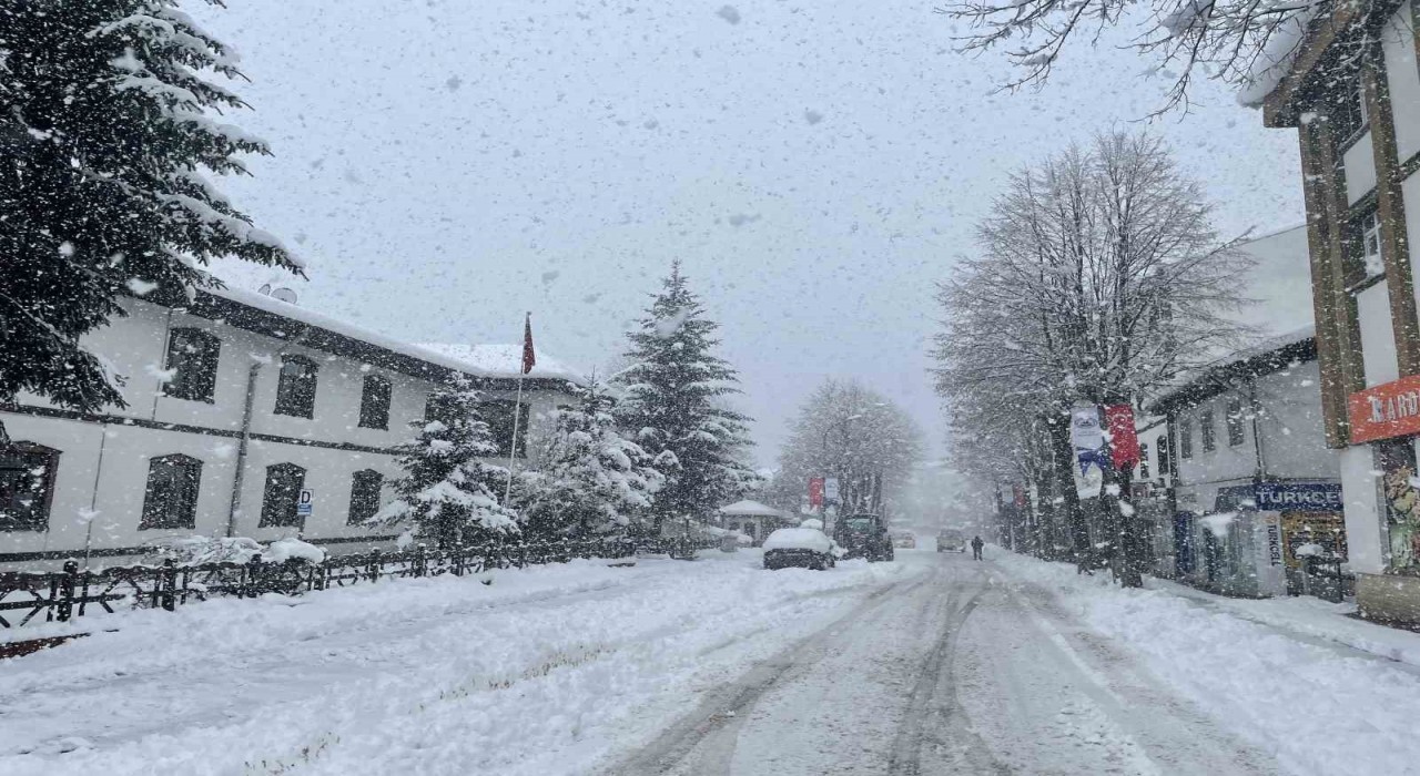 Kastamonuda kar yağışı sürüyor: 181 köy yolu ulaşıma kapandı