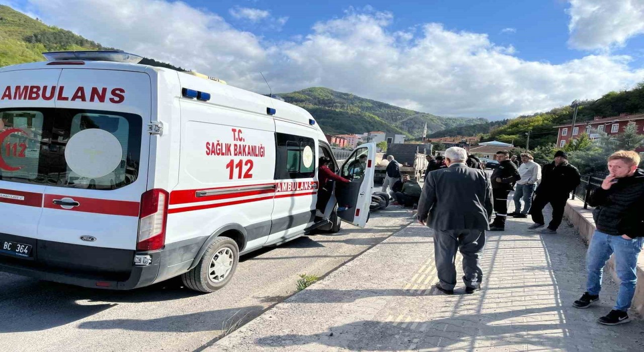 Kastamonuda motosiklet kamyona çarptı: 1 yaralı