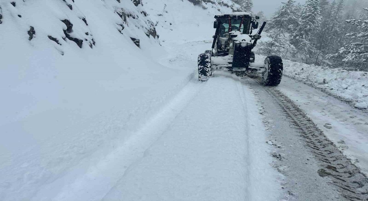Kastamonuda nisan ayında yağan kardan 181 köy yolu ulaşıma kapandı