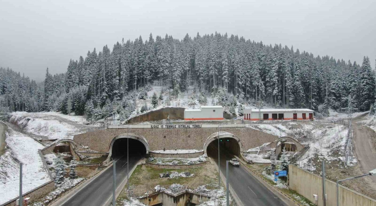 Kastamonuda Nisan karı Ilgaz Dağını beyaza bürüdü