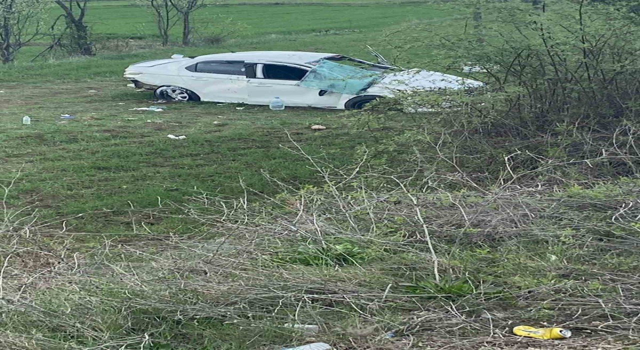 Kastamonuda otomobil tarlaya yuvarlandı: 3 yaralı