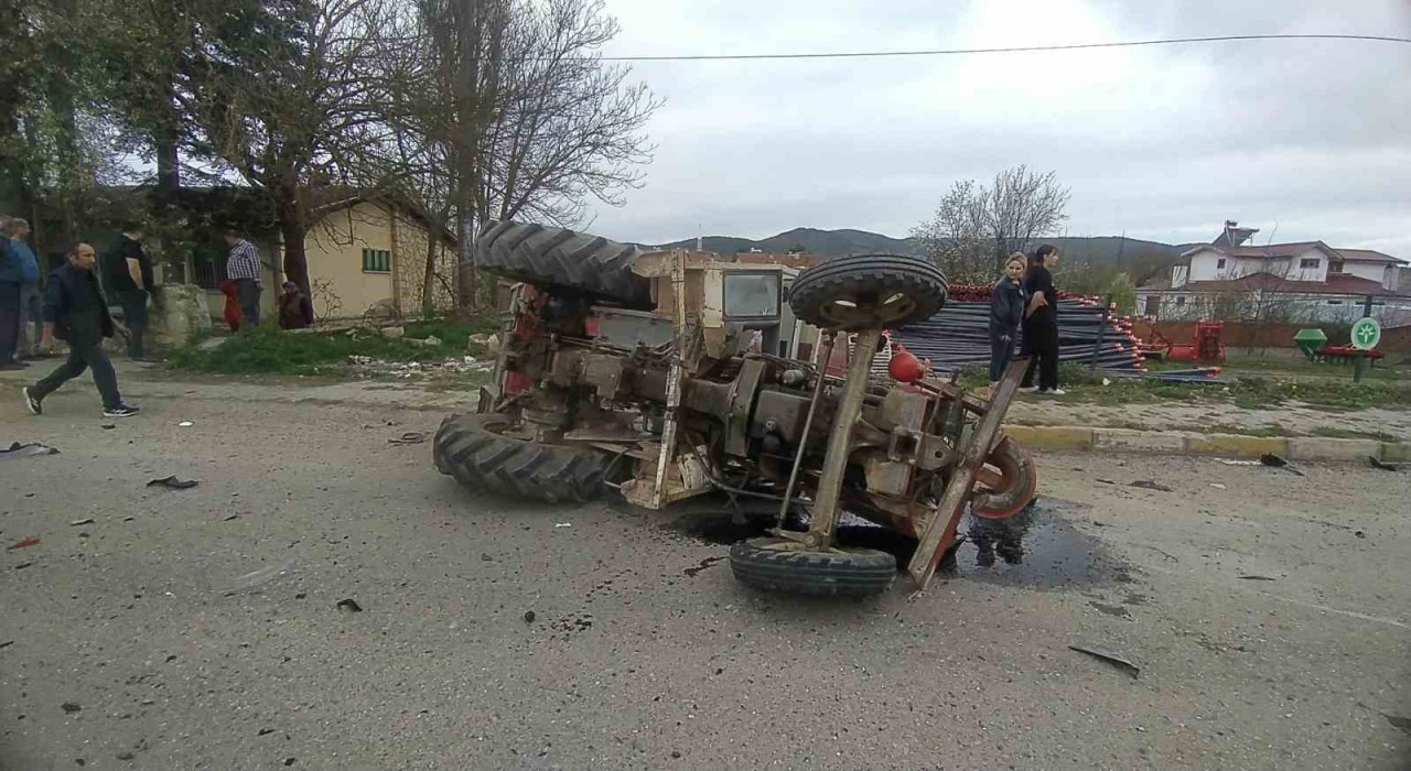 Kastamonuda traktör ile beton taşıyan tır çarpıştı: 2 yaralı