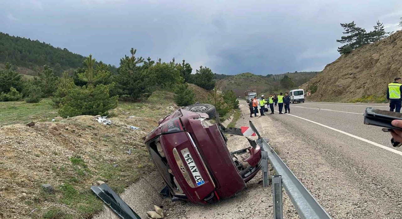 Kastamonuda virajı alamayan otomobil şarampole devrildi: 3 yaralı