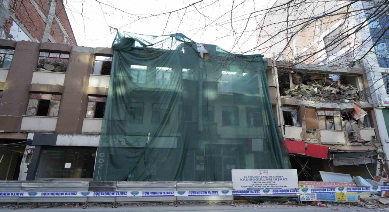 Kastamonuda yıkım çalışmaları sırasında bina çöktü, yol ulaşıma kapatıldı