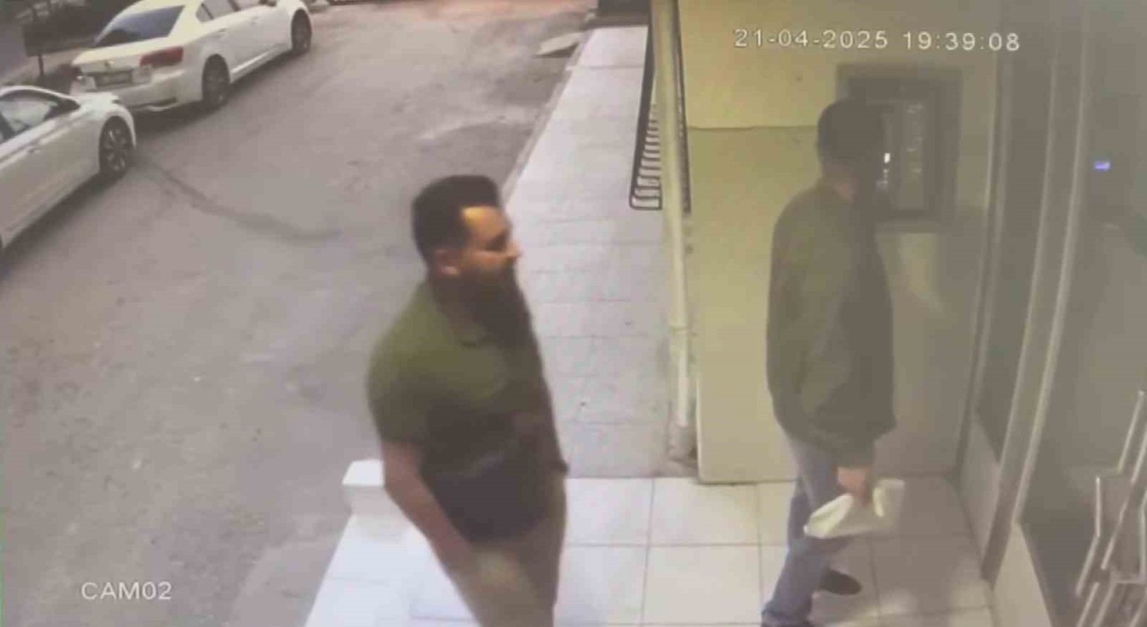 Katil komşu arkadaşını öldürüp, evi gaz yağı ile yakmış