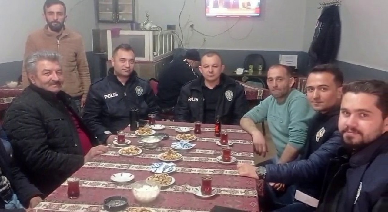 Kavga ihbarına gittiler, çay ikramıyla karşılandılar
