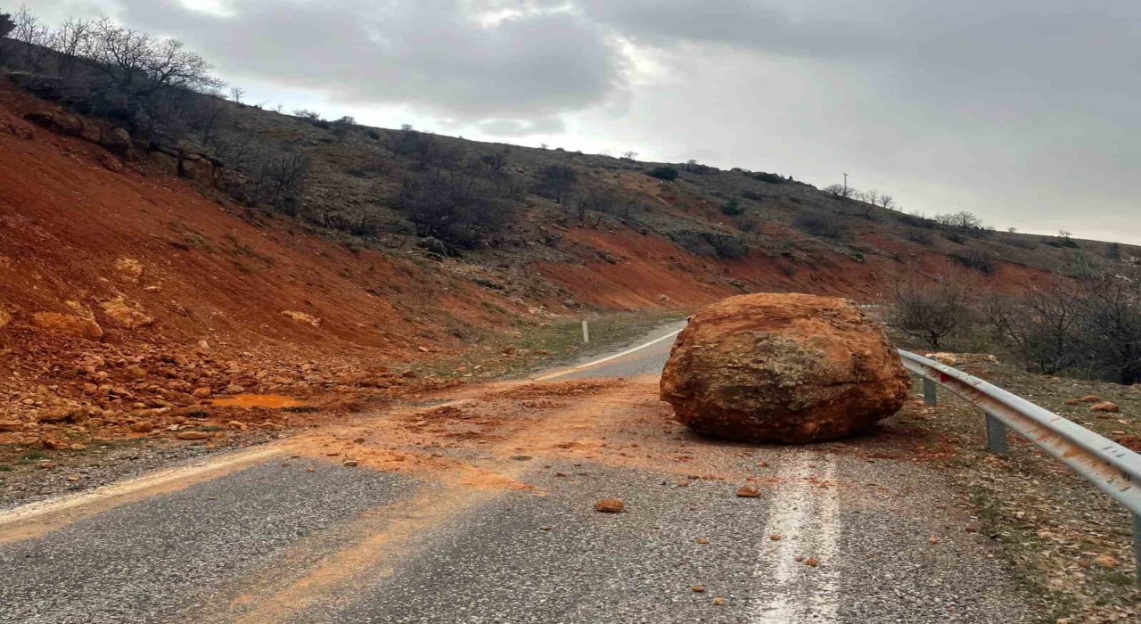 Kaya parçasının düştüğü yol ekipler tarafından temizlendi
