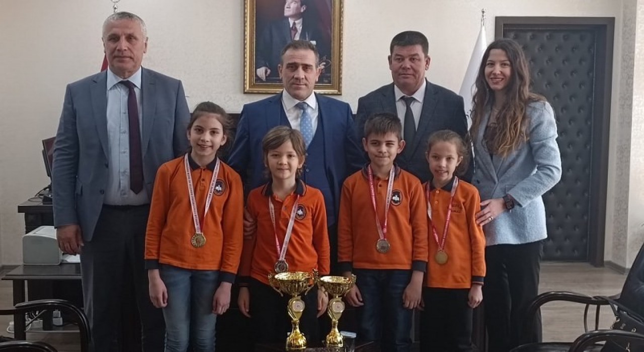Kaymakam Memiş, tenis şampiyonlarını ödüllendirdi