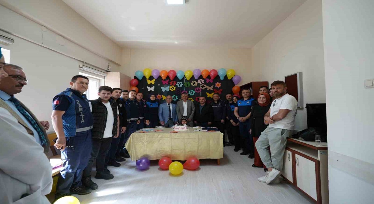 Kayseri zabıtasından minik Asyaya doğum günü sürprizi