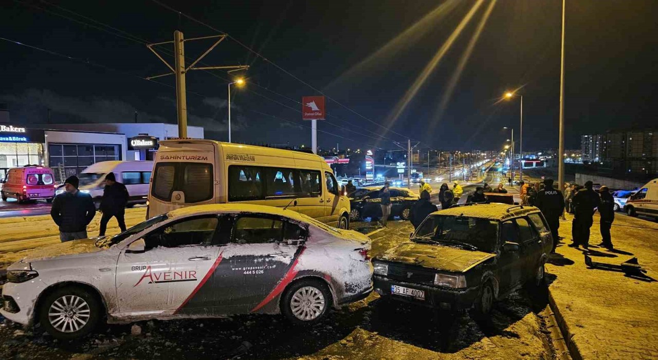 Kayseride 11 araçlı zincirleme kaza: 2 yaralı