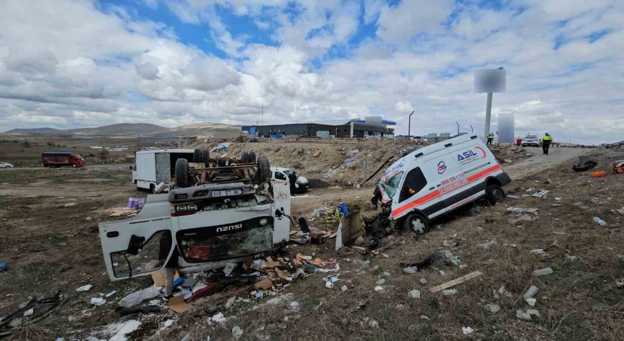 Kayseride ambulans ile kamyonet çarpıştı: 6 yaralı