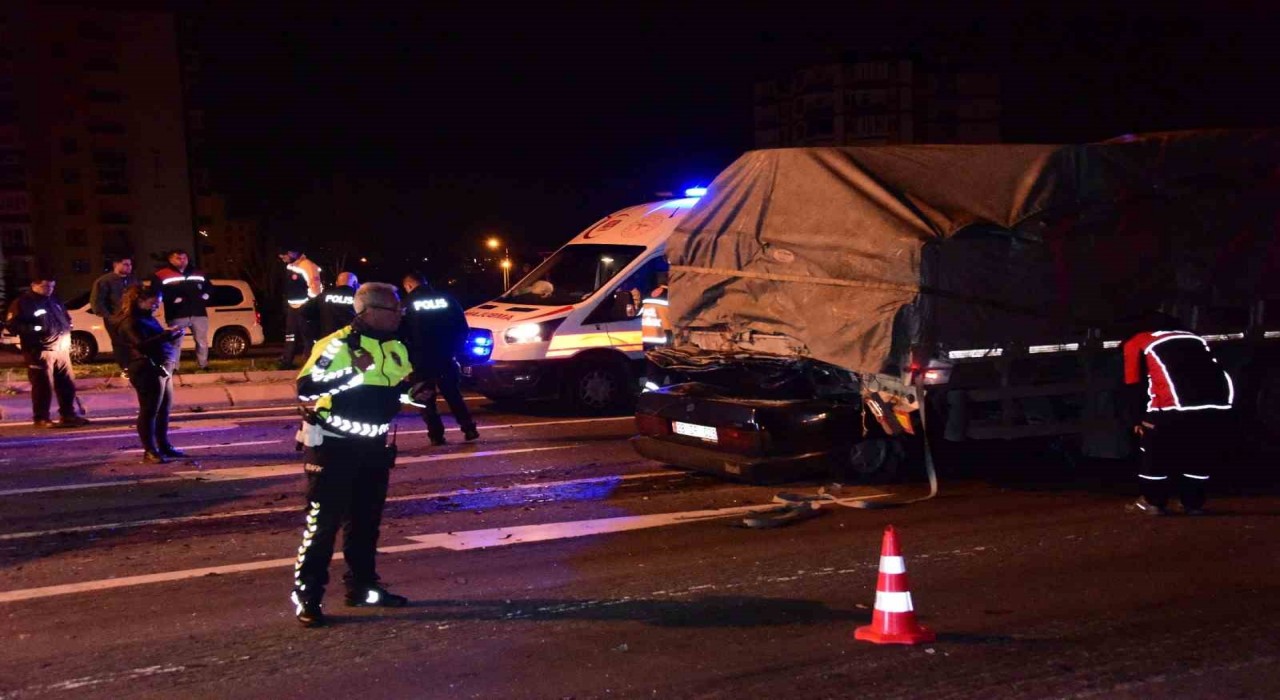 Kayseride Fiat Tofaş marka araç tırın altına girdi, kağıt gibi ezildi: 1 ölü