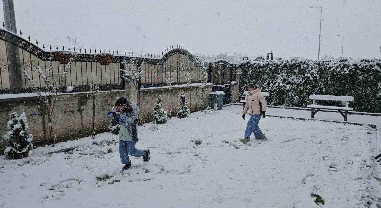 Kayseride lapa lapa kar yağdı