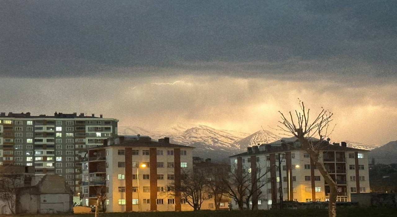 Kayseride şimşekler Erciyesi aydınlattı