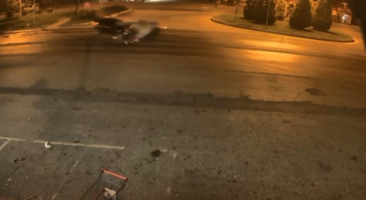 Kaza anı kamerada: 2 yaralı