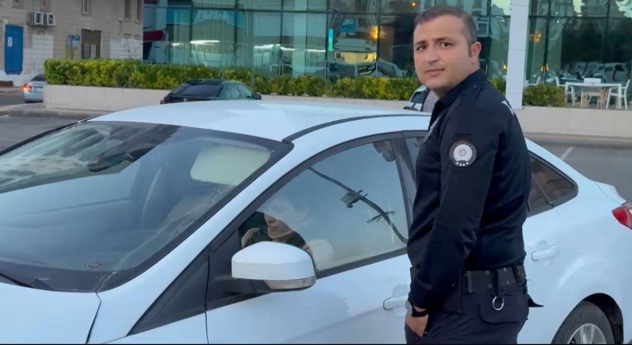 Kazaya karışan sürücü panik yaşadı, arabadan inmek istemedi