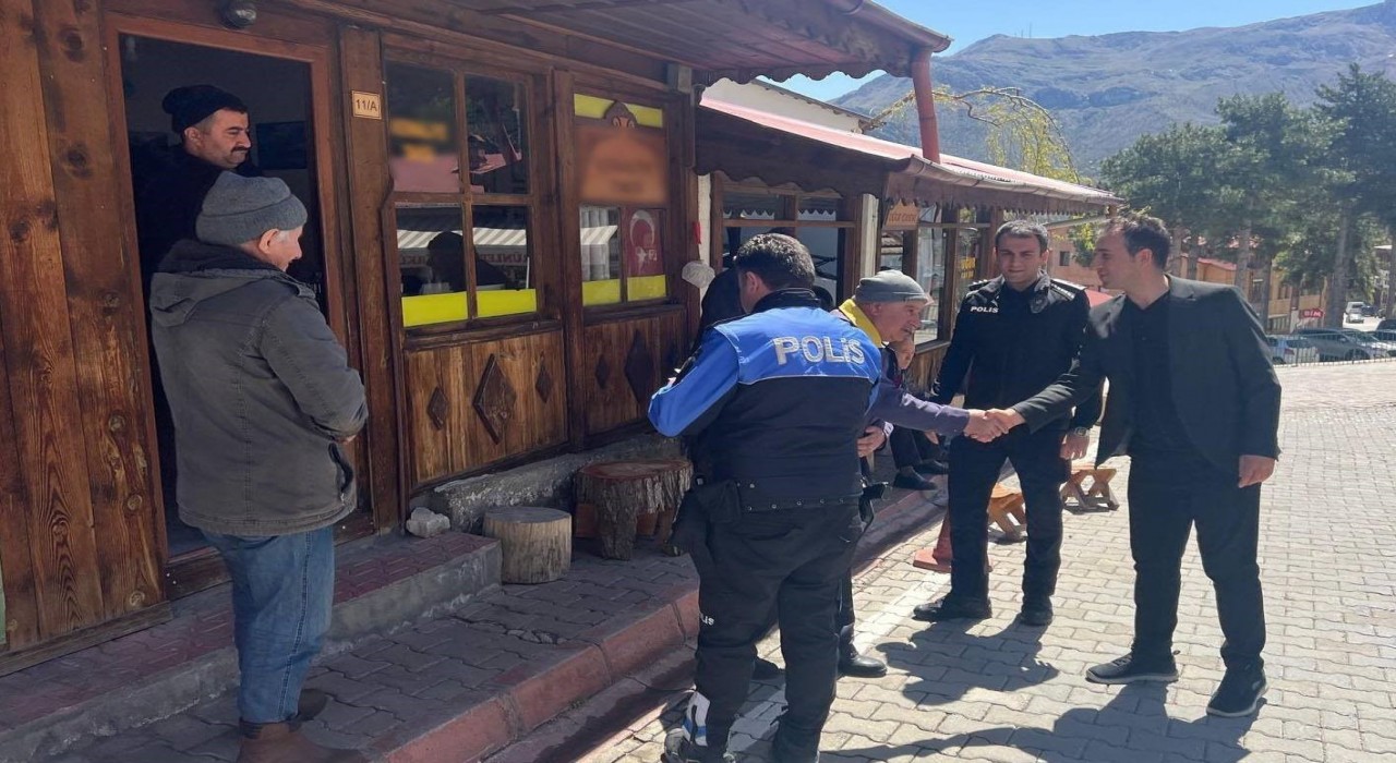 Kemaliyede polis ekipleri vatandaşlar için sahada