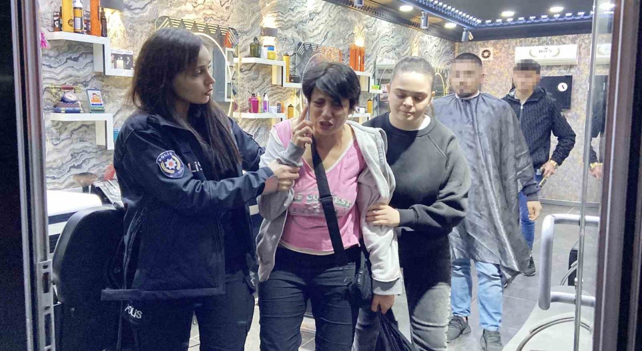 Kendisine yardımcı olmak isteyen polisi itip, Köpek gibi bekliyorlar diye şikayet etti